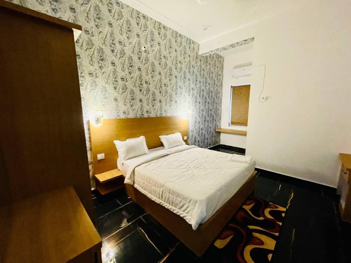 Hotel B P Emerald Mathura Exterior foto