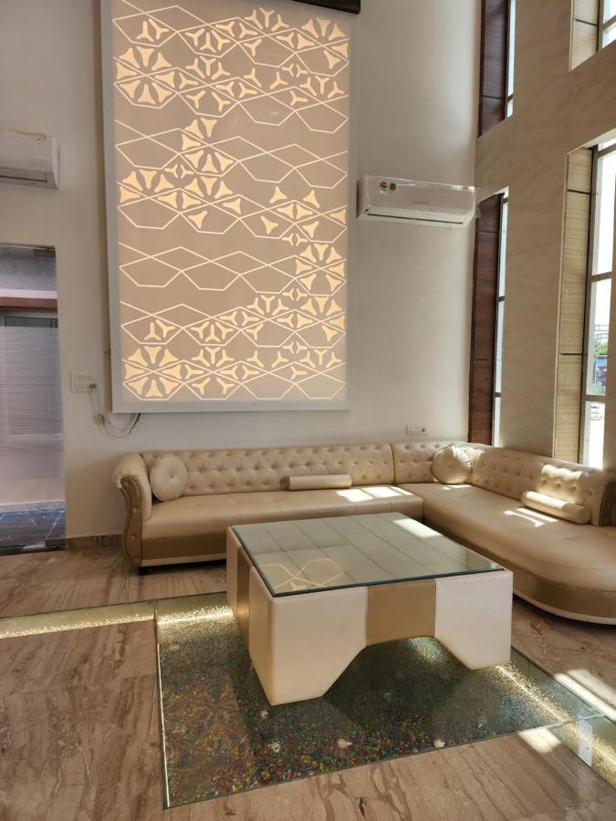 Hotel B P Emerald Mathura Exterior foto